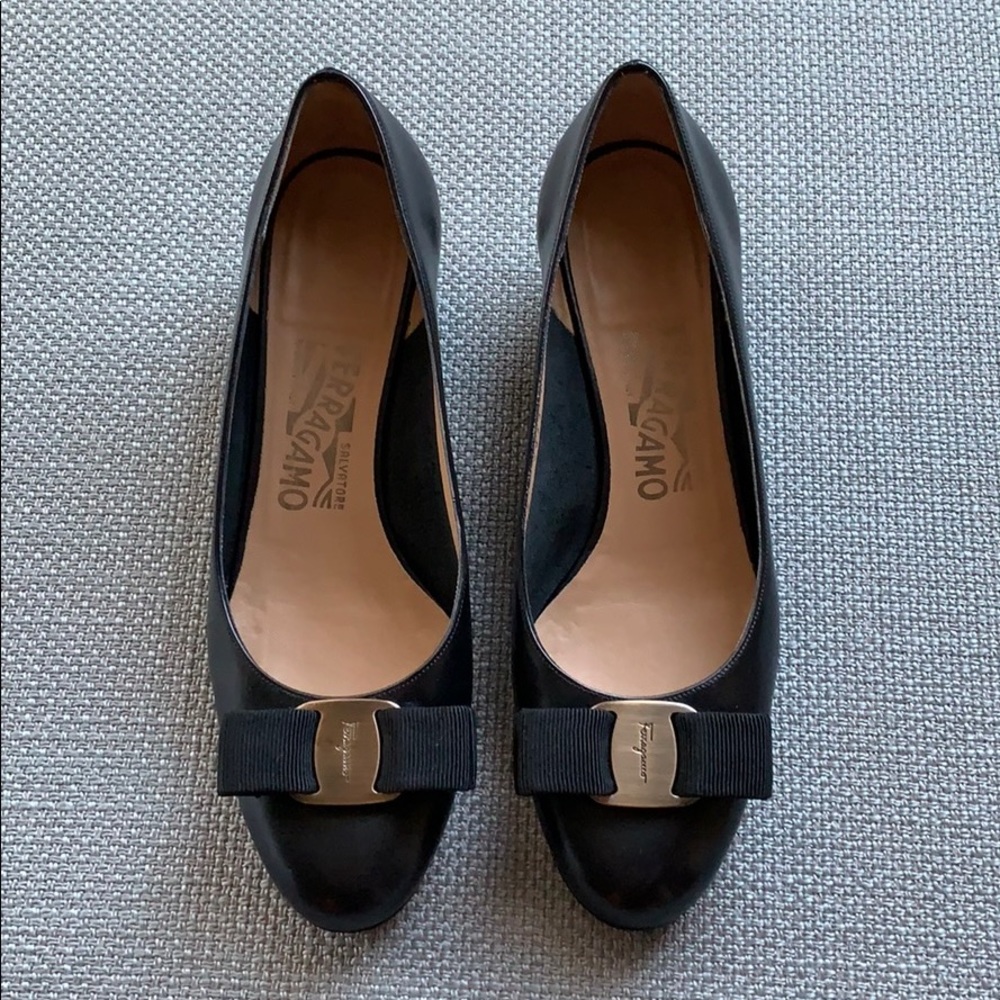 Salvatore Ferragamo Vara low heel sz 6B